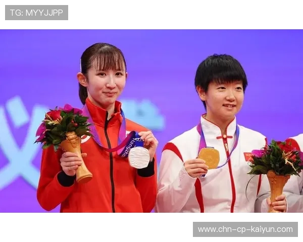 孙颖莎和外国巨星合照，小巨人魅力暴击