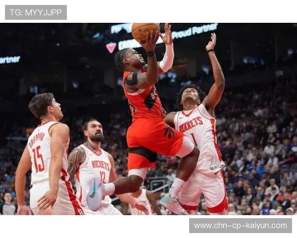 热火球员篮下拼抢赢得第二次机会