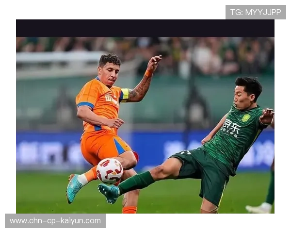 球队在比赛中凭借优秀罚球率把握胜机，足球比赛将球员罚出场外的牌子为