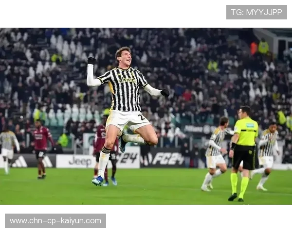 尤文连续传中制造混乱，麦肯尼凌空射门得分